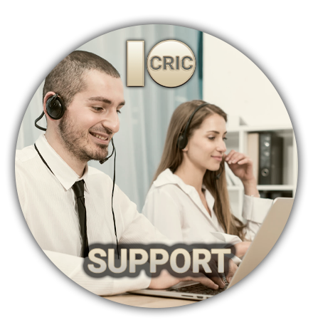 10Cric के समर्थन में काम पर कंप्यूटर के सामने औपचारिक परिधान में लोग